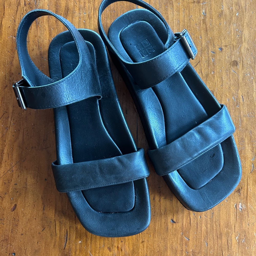 Square toe, flat, rubber sole, handmade in Italy 🇮🇹